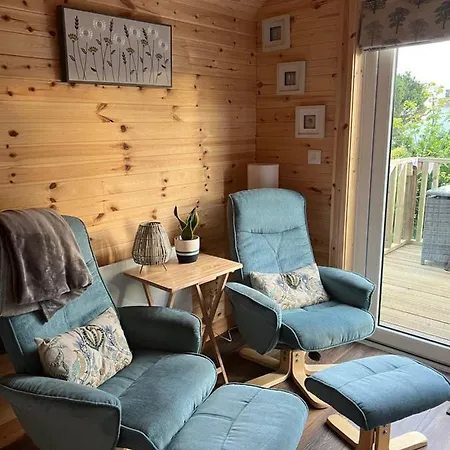 A Unique & Tranquil Smallholding Retreat レッドラス