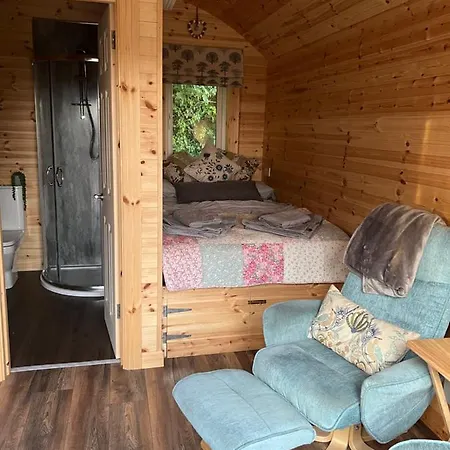 A Unique & Tranquil Smallholding Retreat シャレー レッドラス