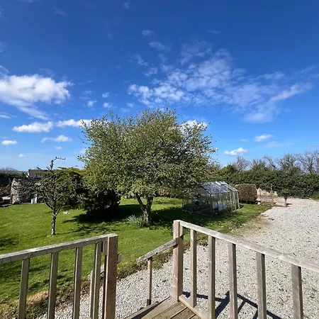 A Unique & Tranquil Smallholding Retreat * レッドラス
